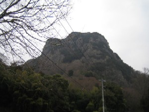 雨の城山