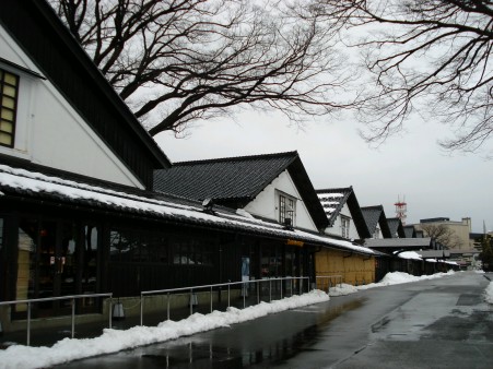雪が残る「山居倉庫」